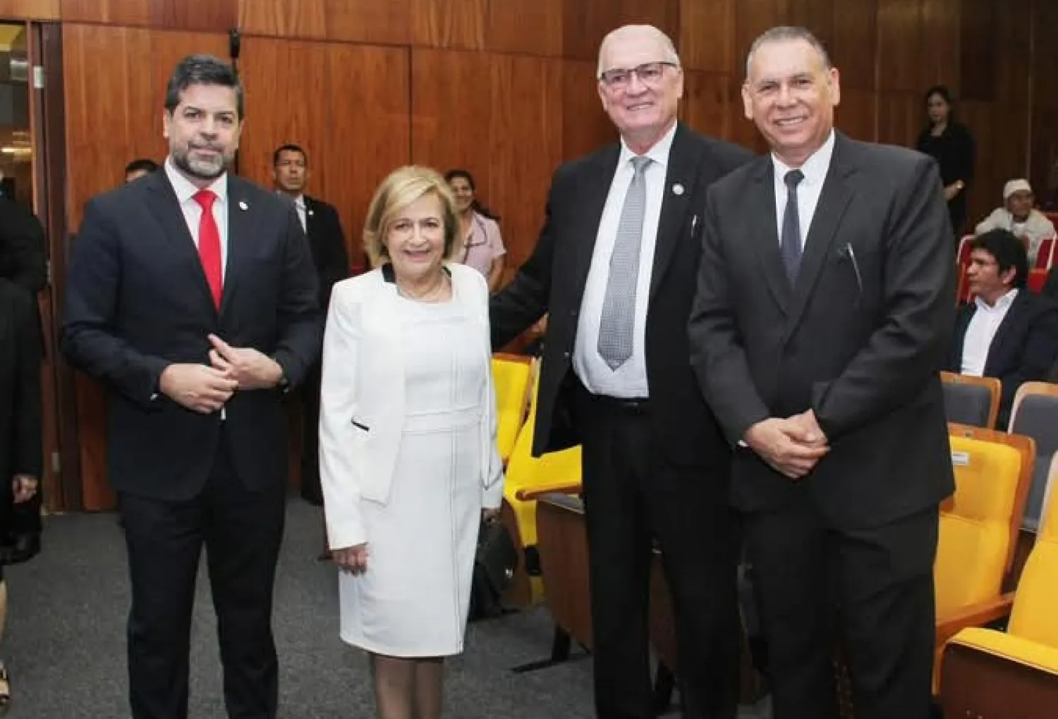 Piden investigar cómo crimen organizado a la mafia de los pagarés