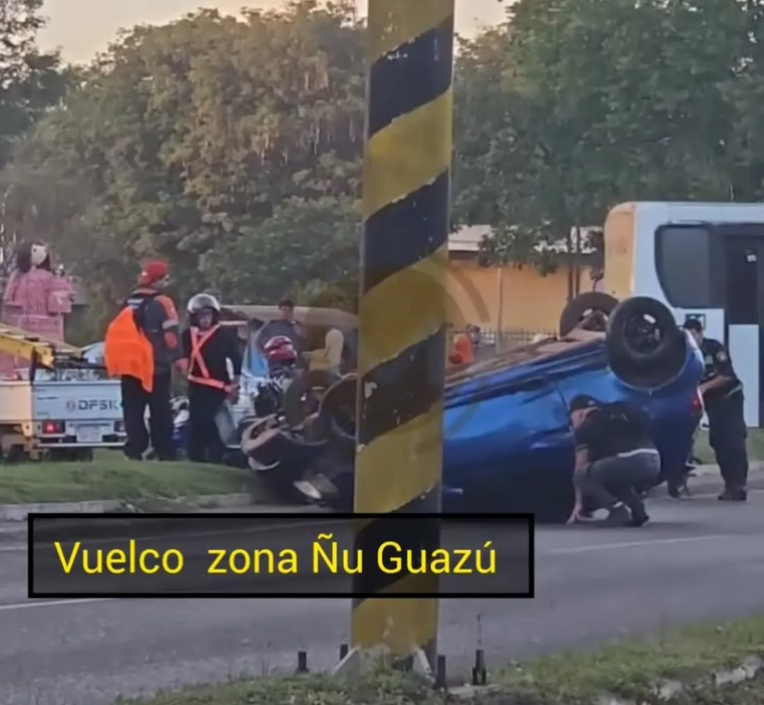 Vehículo volcó frente a Ñu Guasu