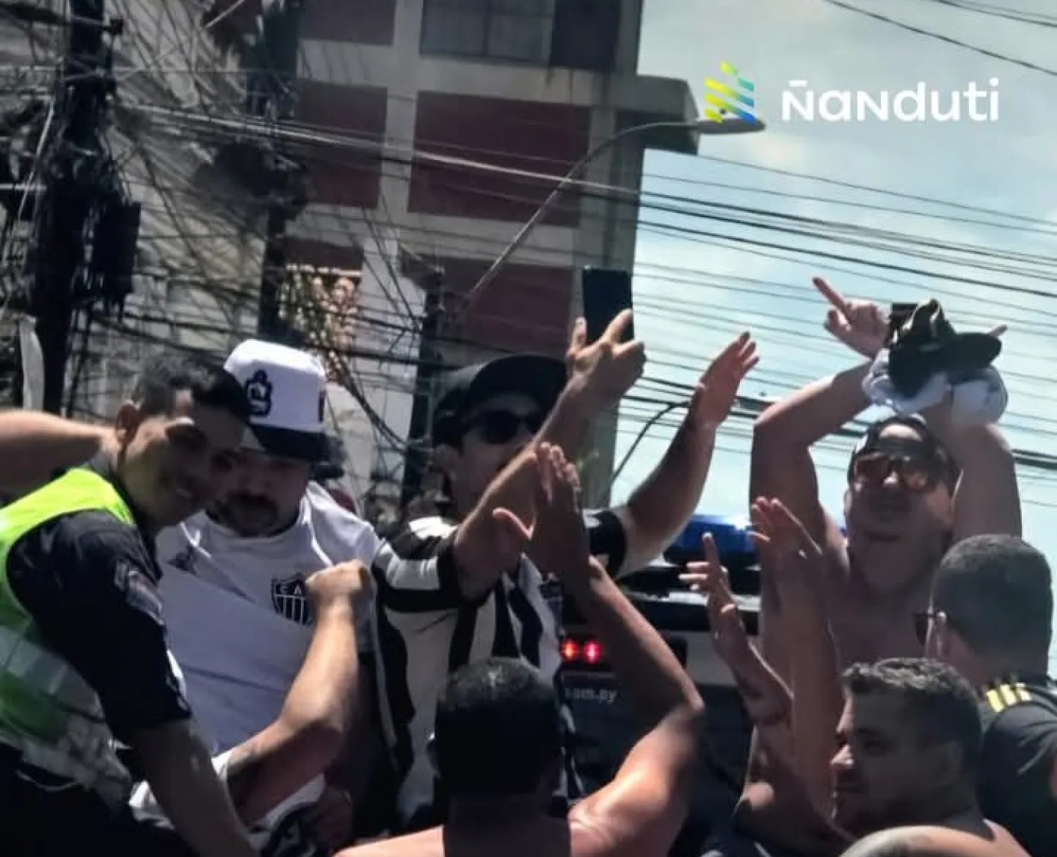 Agentes policiales trasladaron a un grupo de hinchas de Minero hasta Defensores del Chaco