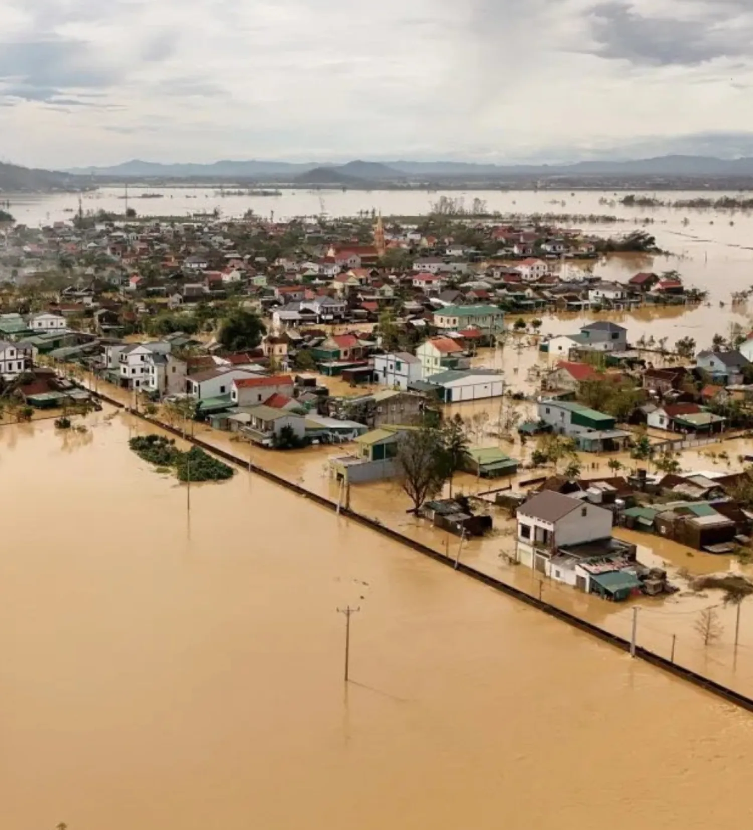 Vietnam sufre inundaciones y tomados.