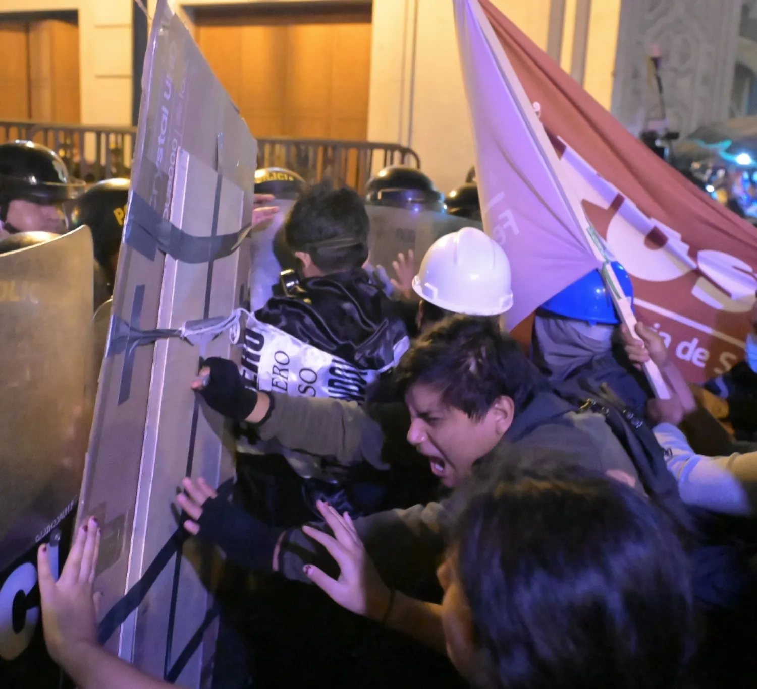 Manifestación dejó detenidos y heridos.