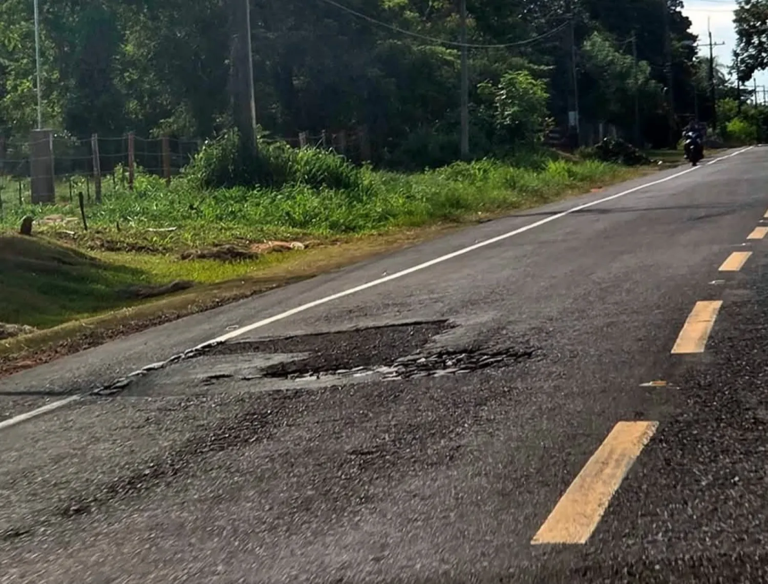 Otra ruta que comienza a deteriorarse.