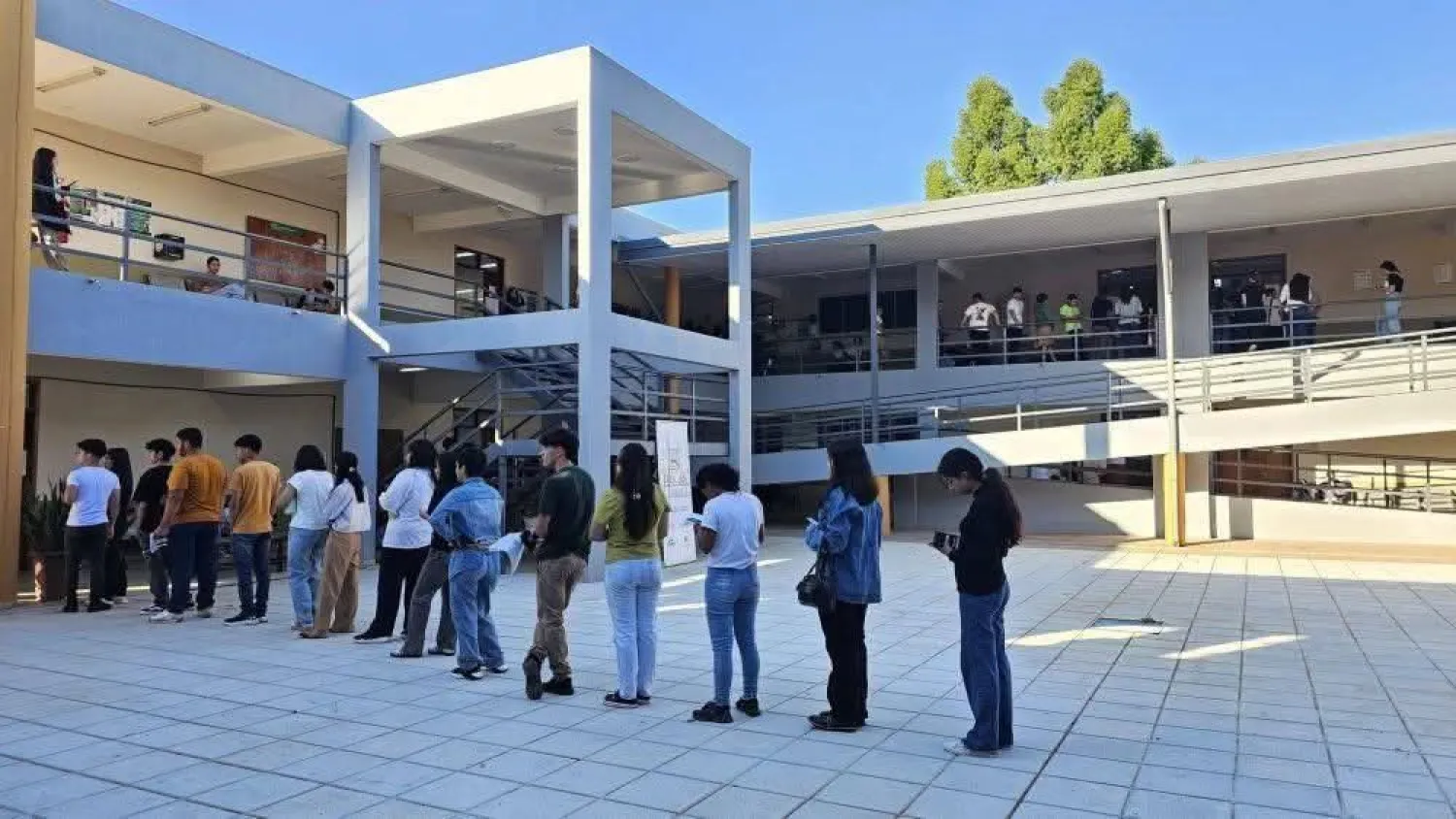 Realizó una foto a la hoja de examen y quedó fuera.