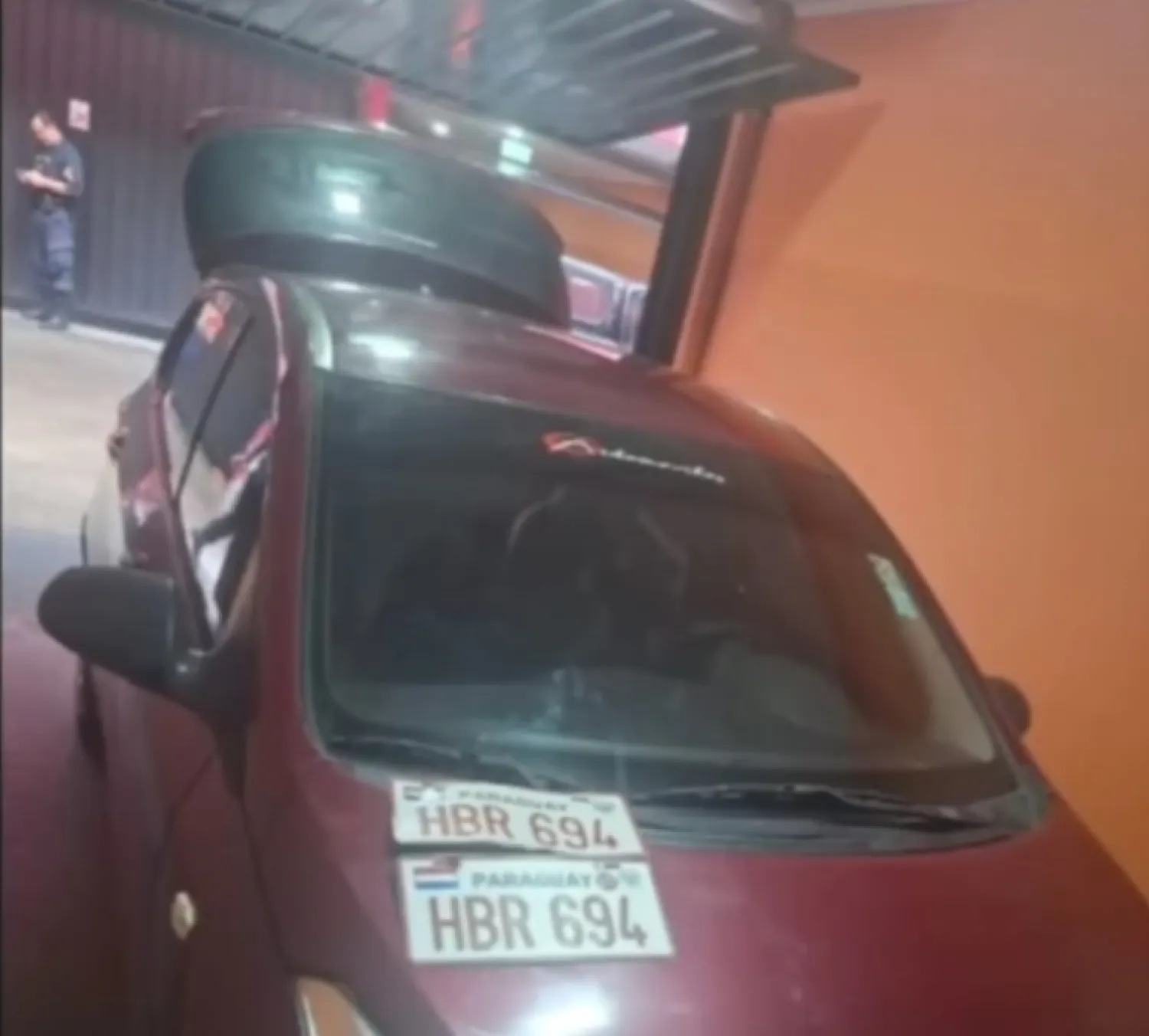 Al motel en el auto de la novia, pero con otra.