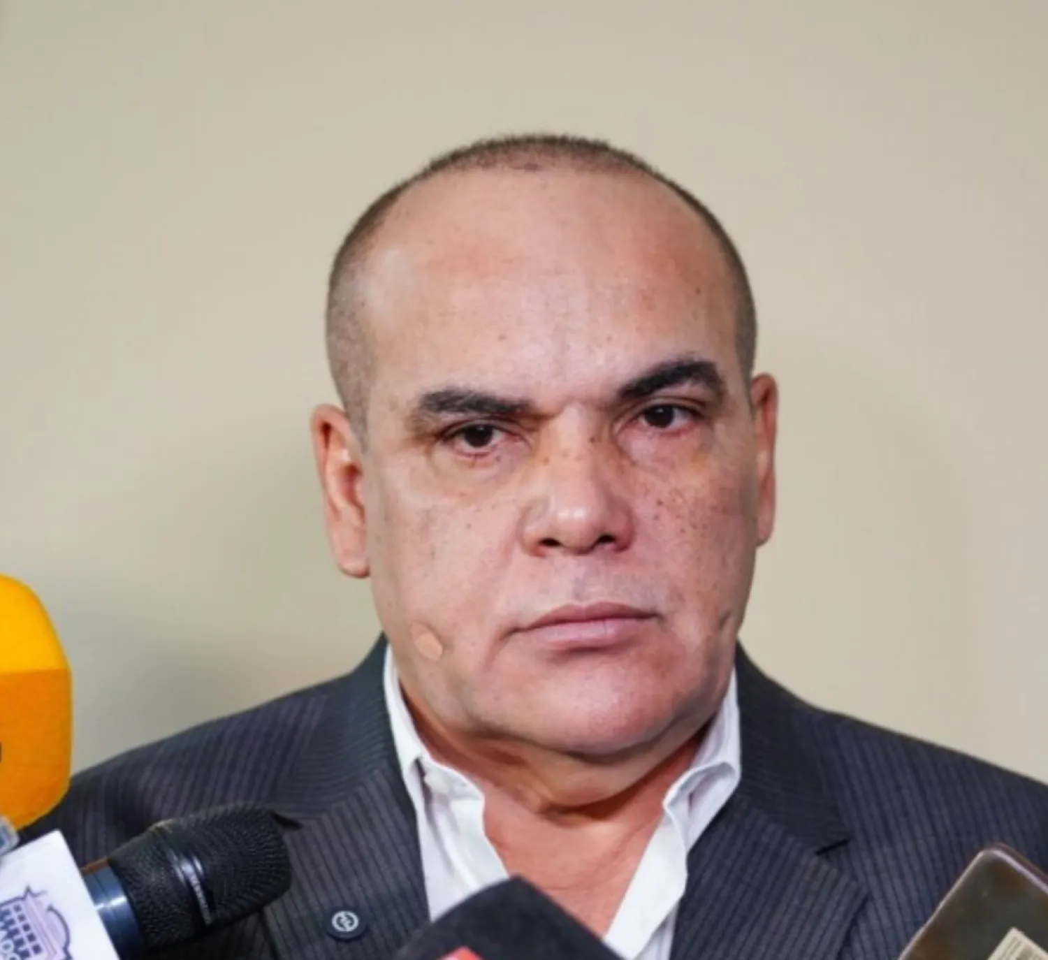 Presidente del Senado manipula, dice un diputado.