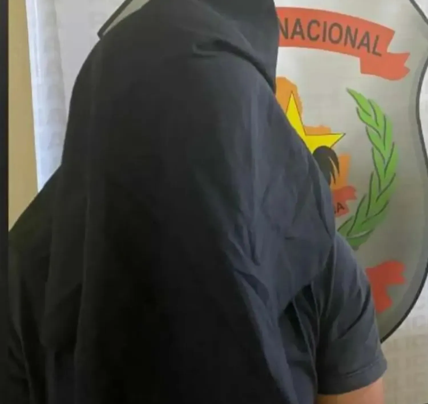 Joven se escondió en un inquilinato con una adolescente.