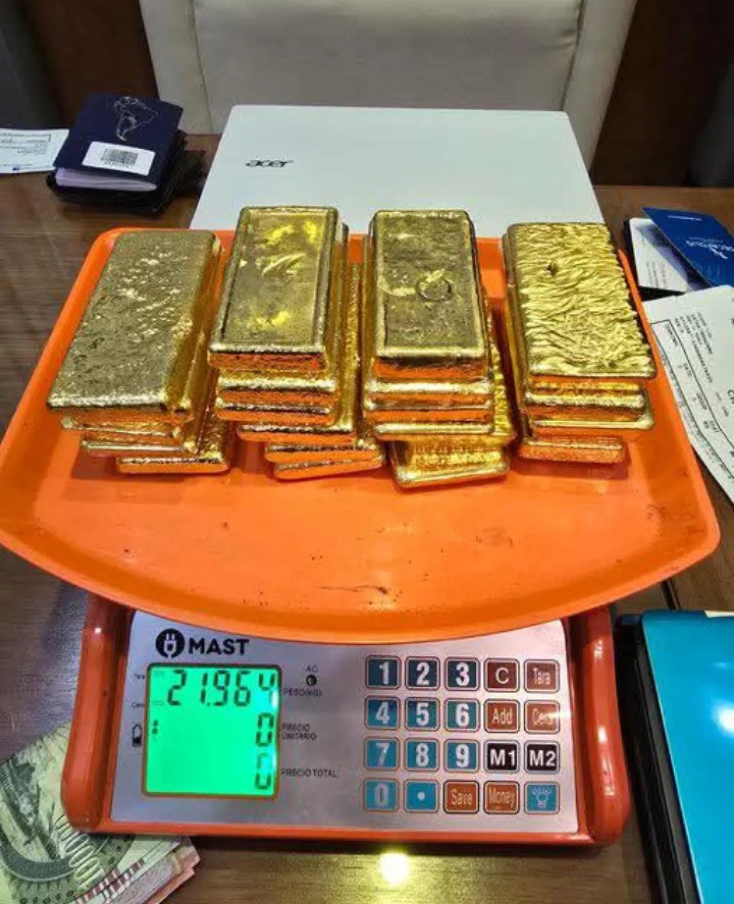 Millonaria incautación de lingotes de oro en el aeropuerto Silvio apettirossi