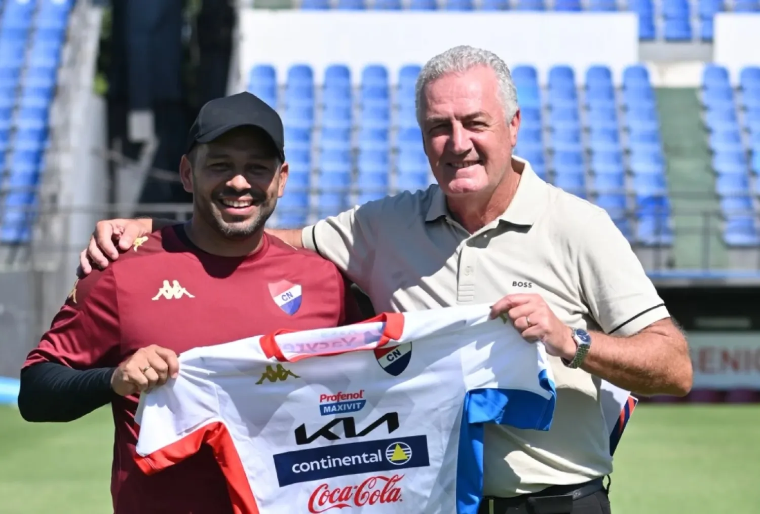 El DT de Nacional, líder del campeonato, recibió a Gustavo Alfaro.