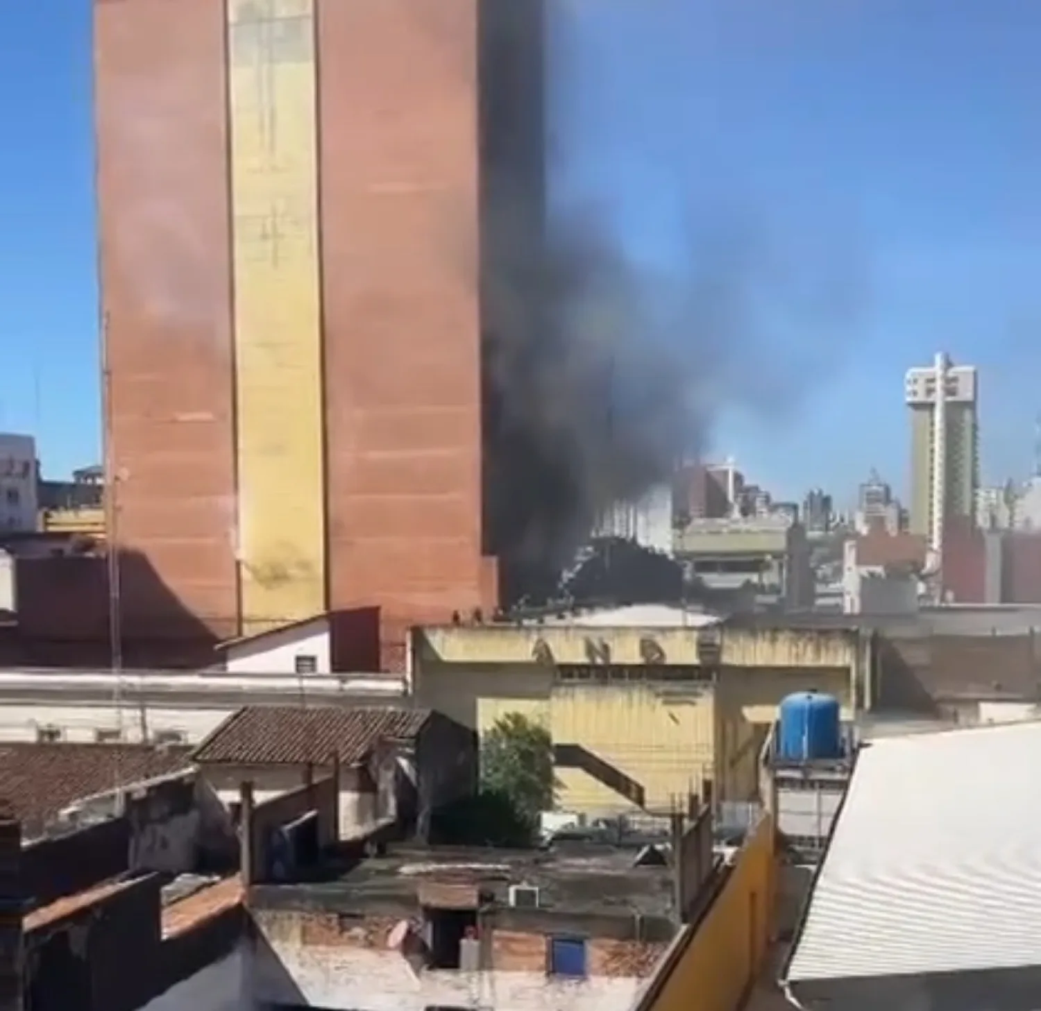 Mediante la intervención de bomberos voluntarios se pudo pagar rápidamente el fuego en el edificio de 
