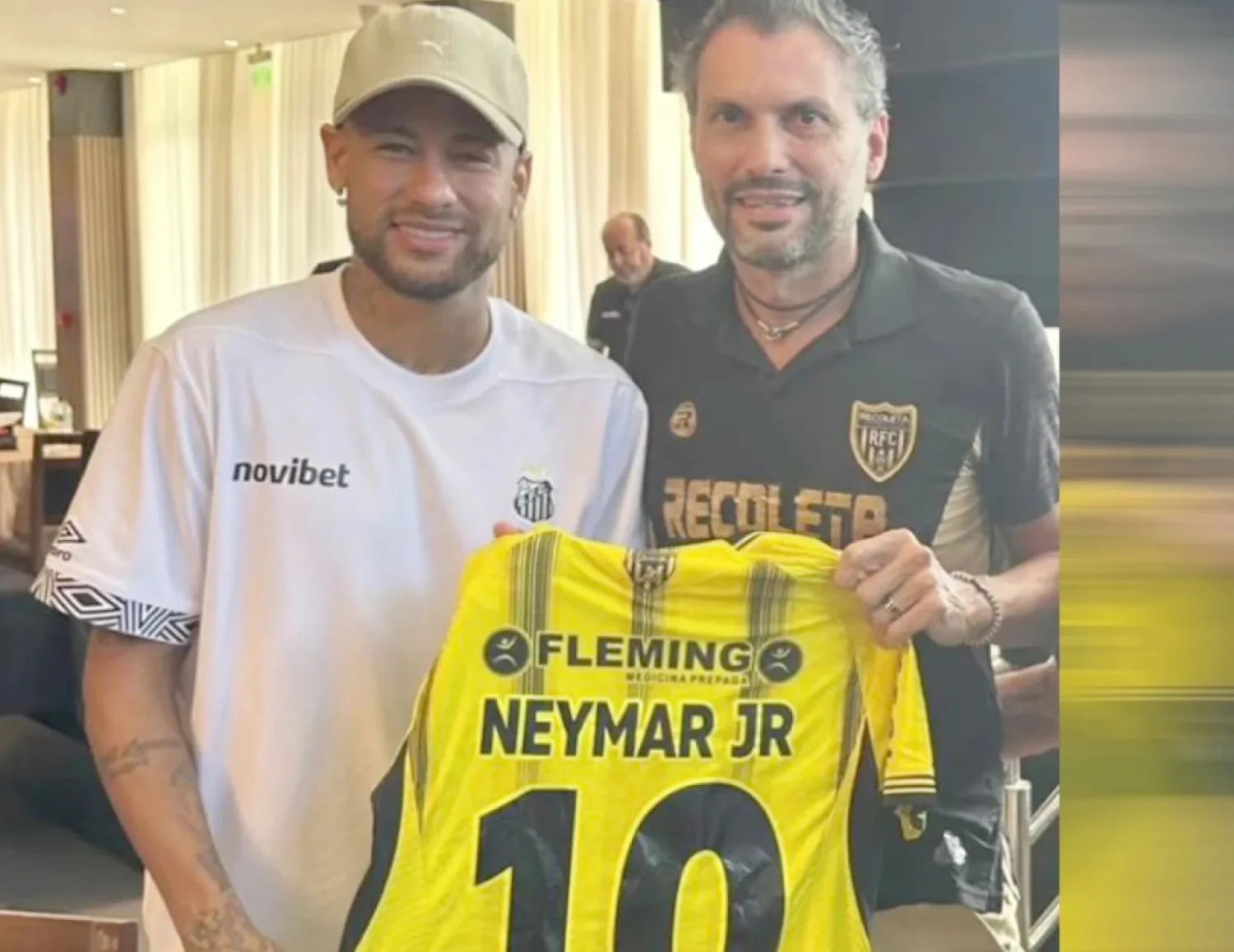 Neymar de visita por Pedro Juan Caballero se lleva la remera de Recoleta