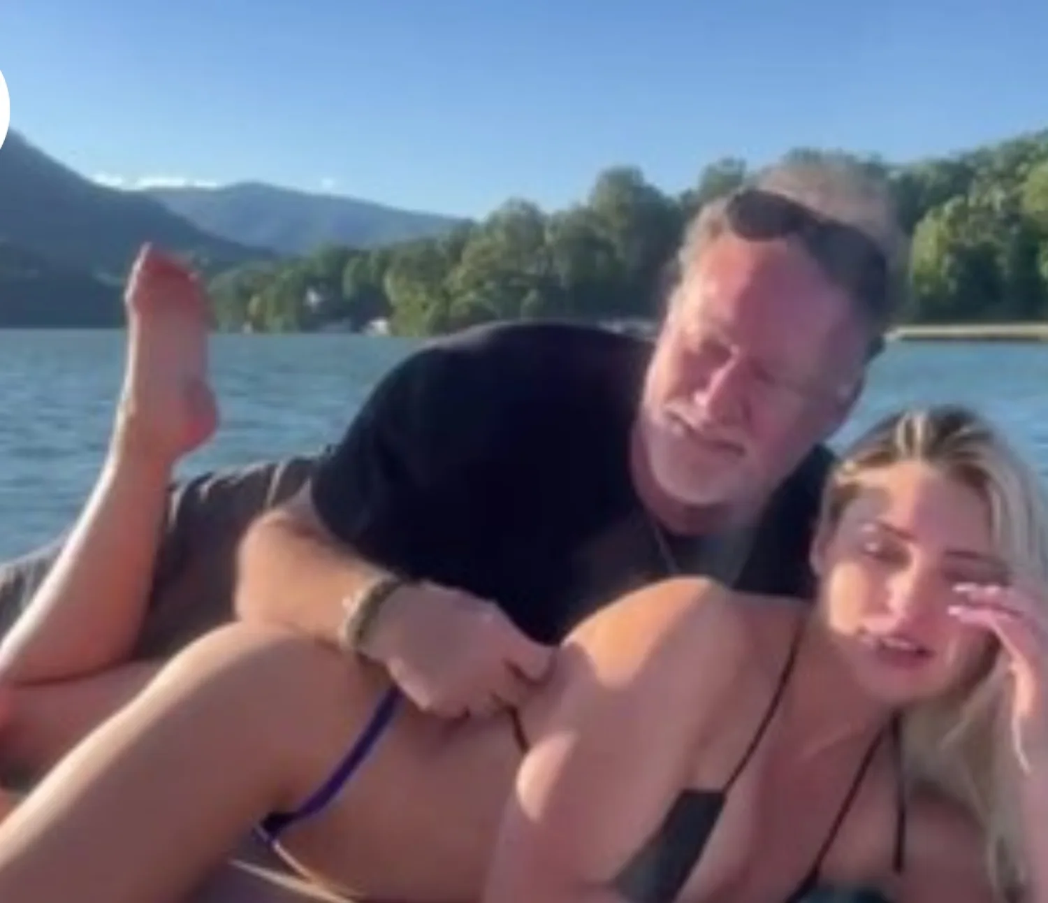 Ella tiene 23 el 63 y se conocieron en las redes, que tal!.