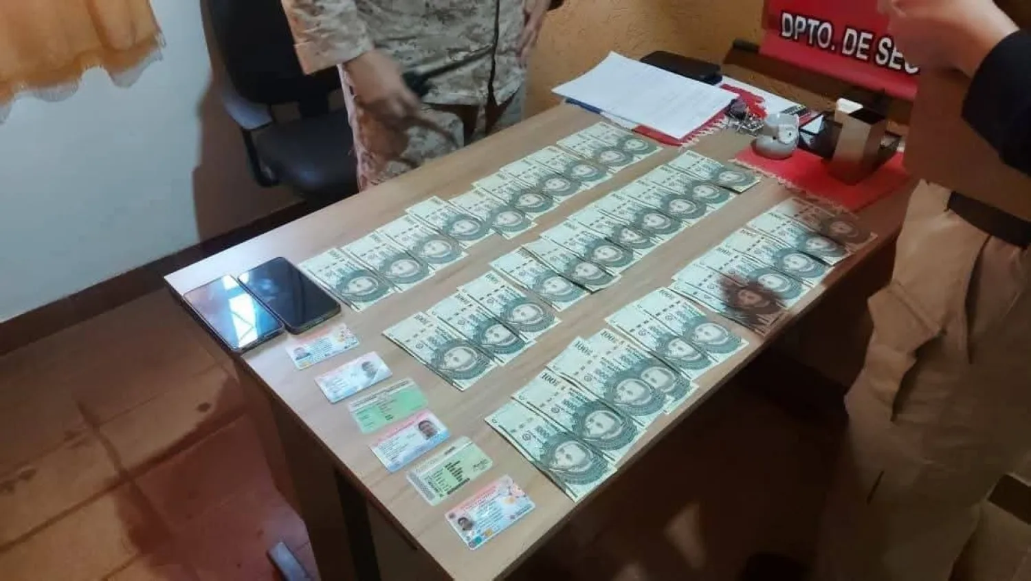 Increíble. Llevaban dinero falso para pagar por votos.
